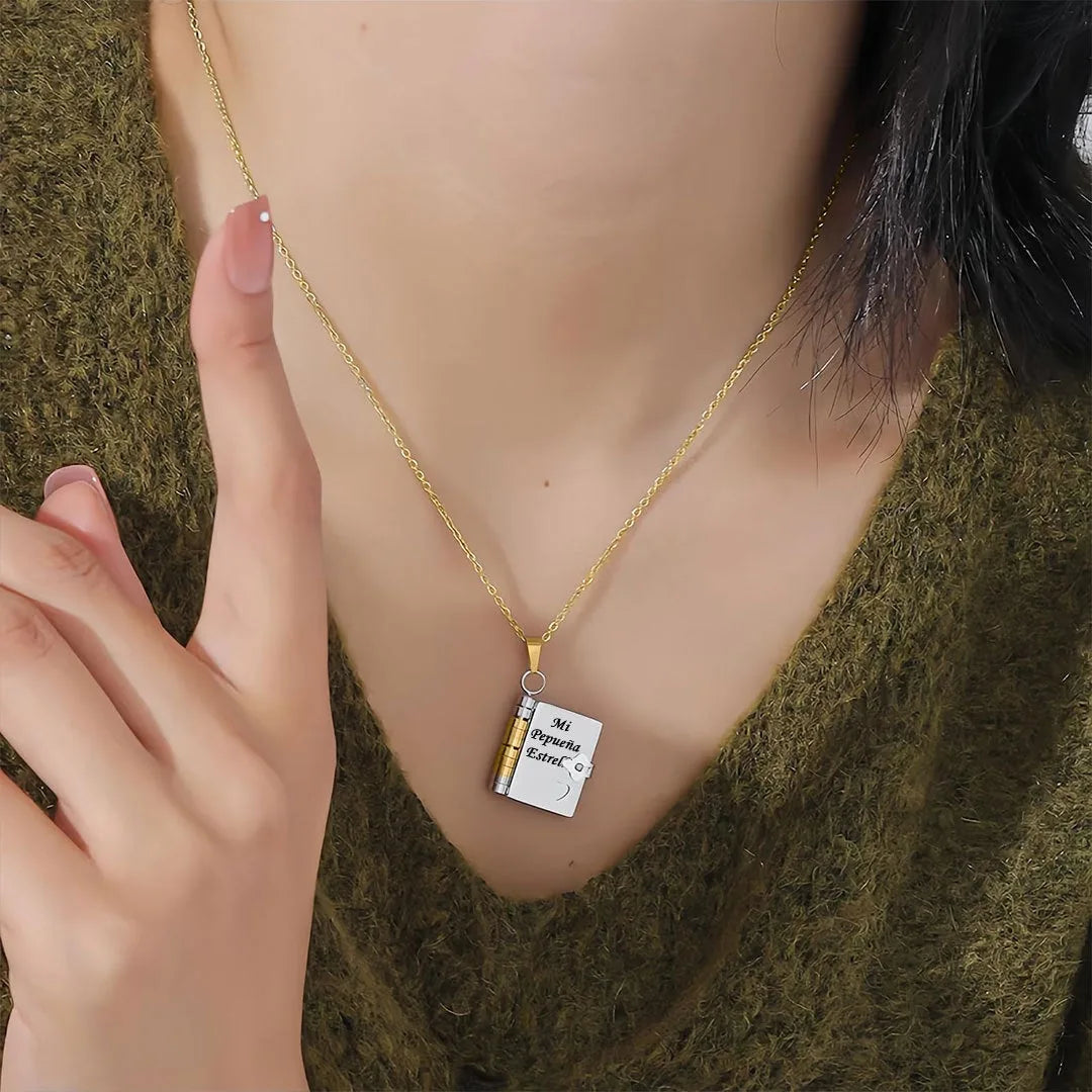 Collar libro puesto en modelo